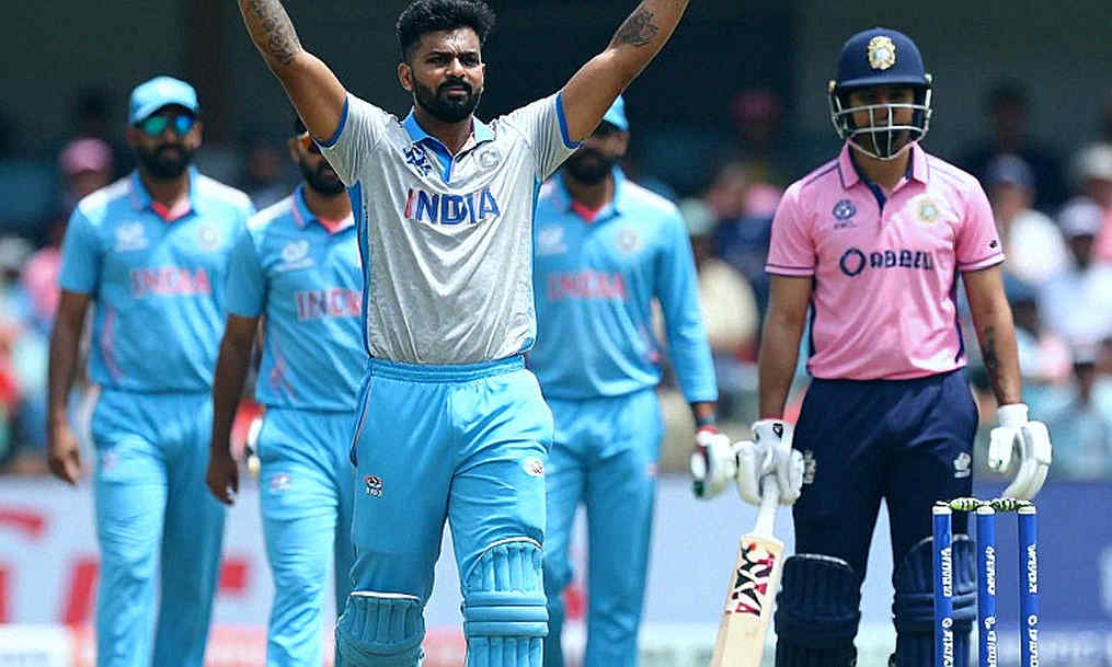 চরণীর ৮১৭ পয়েন্ট, মন্ধানার ৭৯০ আর দীপ্তির চার তালিকা: আইসিসি র্যাঙ্কিংয়ের আড়ালে ভারতের তারকা-প্রাধান্যের ফাটল চরণীর ৮১৭ পয়েন্ট, মন্ধানার ৭৯০ আর দীপ্তির চার তালিকা: আইসিসি র্যাঙ্কিংয়ের আড়ালে ভারতের তারকা-প্রাধান্যের ফাটল