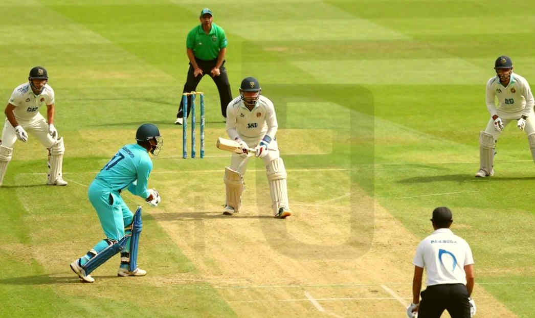 সাত দশমিক চার ওভার: শাই হোপের ২৬১ রান আর একটি শেয়ার করা ট্রফির ভেতরের হিসাব সাত দশমিক চার ওভার: শাই হোপের ২৬১ রান আর একটি শেয়ার করা ট্রফির ভেতরের হিসাব