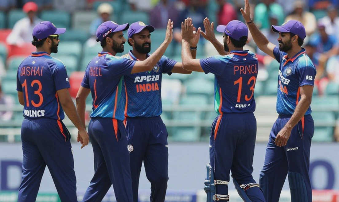 হায়দরাবাদে ৪৭০ রানের বেল্টার, ২৫ রানের ব্যবধান: টপ অর্ডারের ফাঁকা সারি যেখানে ভারতের হিসাব উল্টে দিল হায়দরাবাদে ৪৭০ রানের বেল্টার, ২৫ রানের ব্যবধান: টপ অর্ডারের ফাঁকা সারি যেখানে ভারতের হিসাব উল্টে দিল