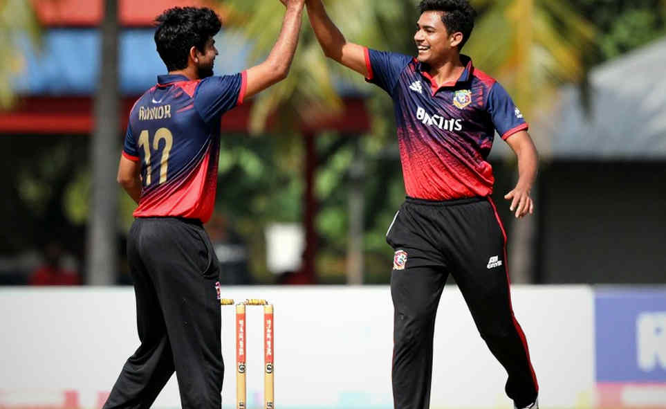 শূন্য পাতার স্কোরকার্ড: এশিয়ার ক্রিকেট, নীরবতা আর এক লেখকের ফিরে আসা